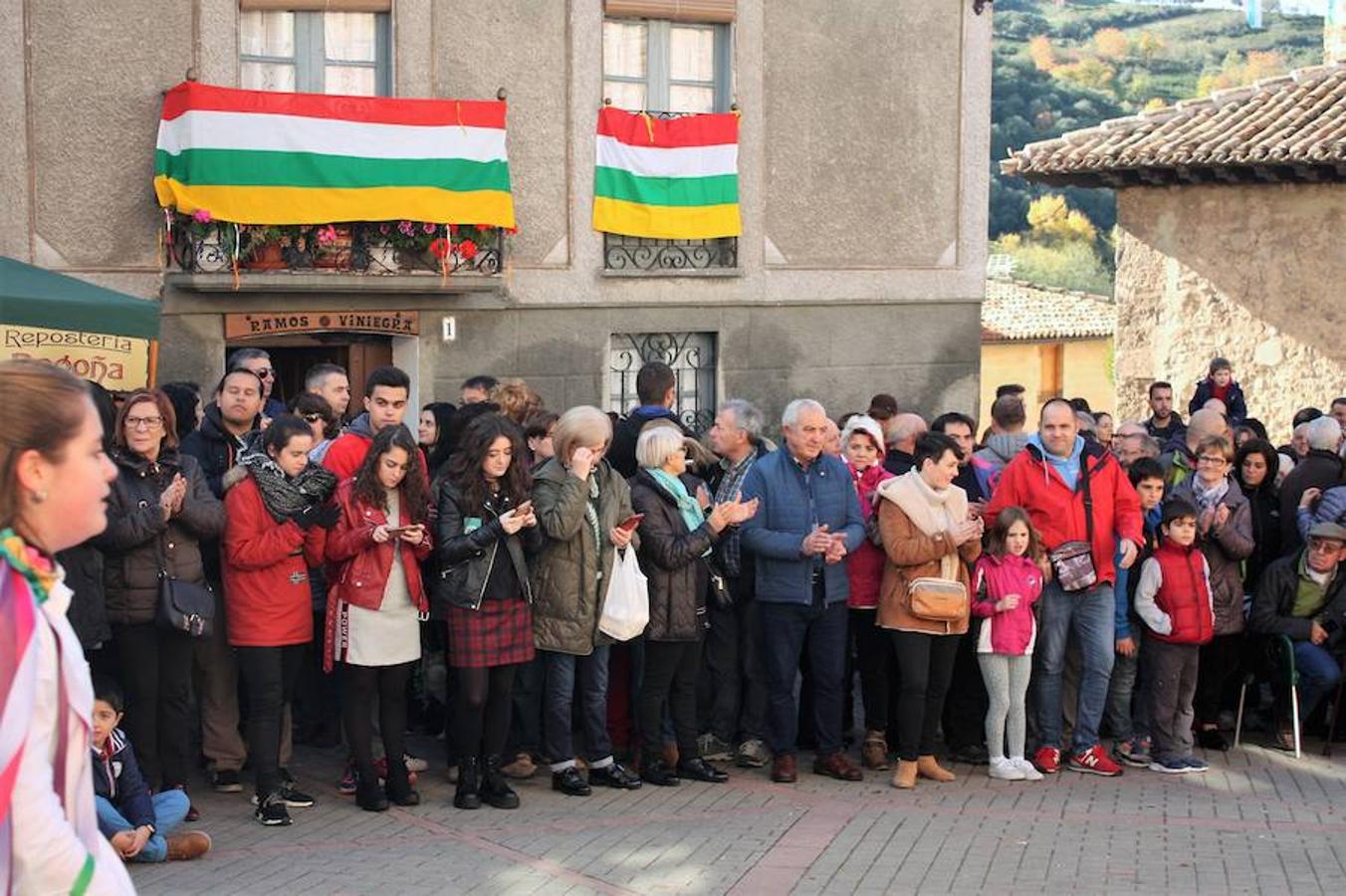 Pedroso revivió el domingo su afamada feria de la nuez, con exhibición del producto estrella que ha dado a la localida suna enorme reputación. El buen ambiente, las actividades y el numeroso público asistente dieron a la bonita localidad un colorido especial en un día muy señalado