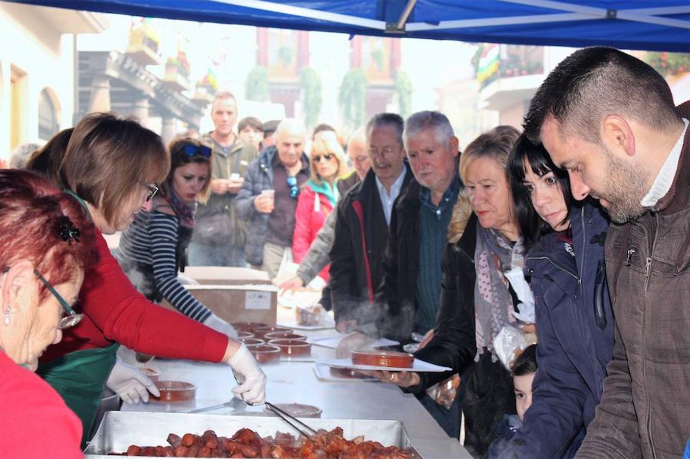 Pedroso revivió el domingo su afamada feria de la nuez, con exhibición del producto estrella que ha dado a la localida suna enorme reputación. El buen ambiente, las actividades y el numeroso público asistente dieron a la bonita localidad un colorido especial en un día muy señalado