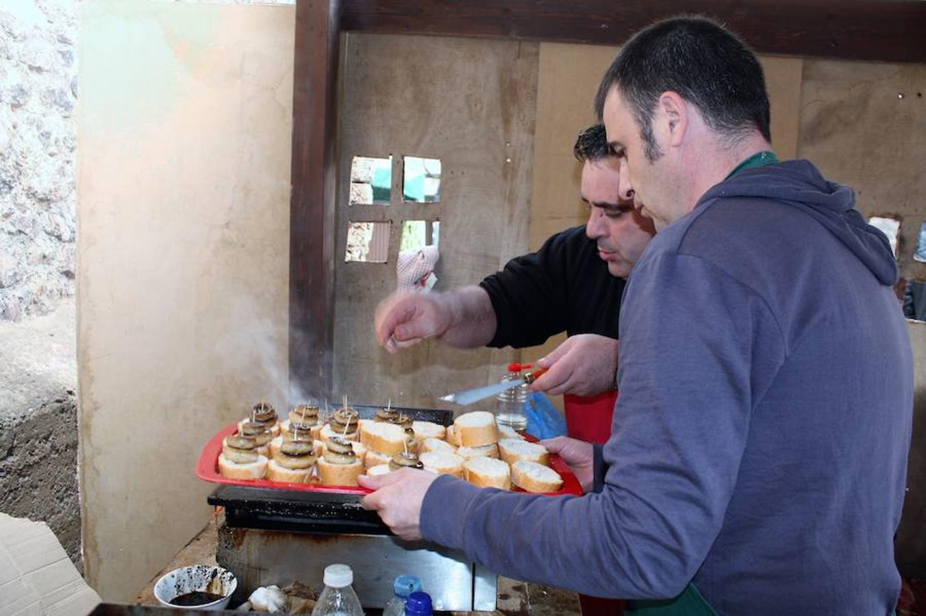 Pedroso revivió el domingo su afamada feria de la nuez, con exhibición del producto estrella que ha dado a la localida suna enorme reputación. El buen ambiente, las actividades y el numeroso público asistente dieron a la bonita localidad un colorido especial en un día muy señalado