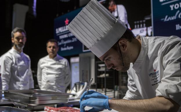 David Andrés prepara su plato de atún ante la mirada de Henrique Sá Pessoa y Oriol Castro.