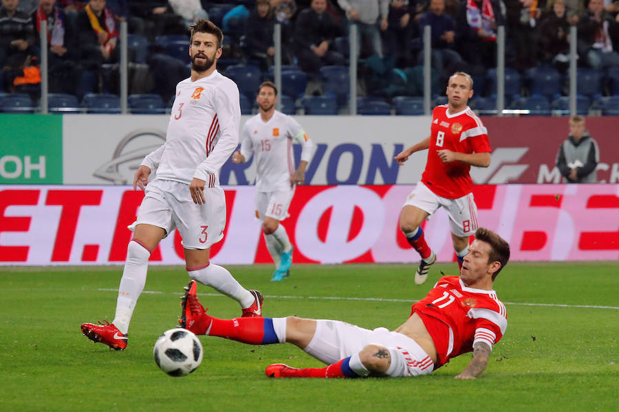 La selección española empató ante Rusia (3-3) en el amistoso disputado en la ciudad de San Petersburgo. Jordi Alba abrió la lata de cabeza y Sergio Ramos anotó dos polémicas penas máximas para los de Lopetegui. Aleksey Miranchuk y Smolov, en dos ocasiones, dieron el empate a los locales.