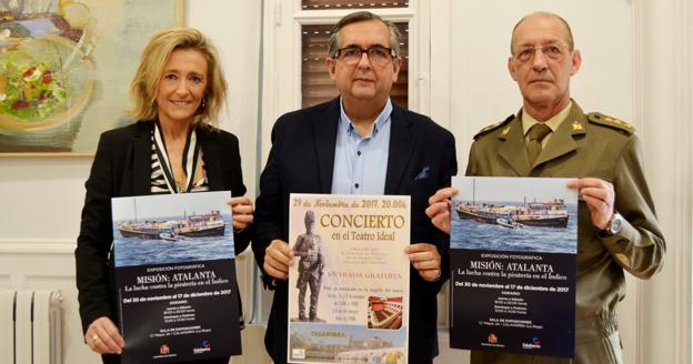 Luis Martínez-Portillo sostiene el cartel erróneo, junto a Mónica Arceiz y el coronel Pejenaute. Abajo, el primer cartel con la imagen del puente de Córdoba y el cartel después corregido. :: 