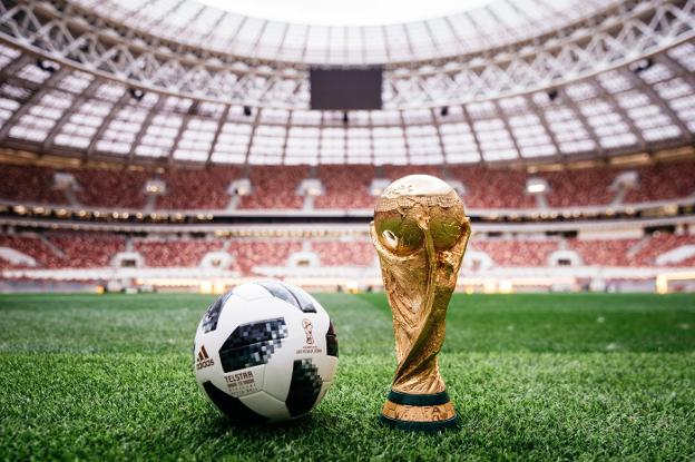 El balón oficial y el trofeo de la Copa del Mundo de Rusia 2018, en el estadio Luzhniki de Moscú. :: EFE