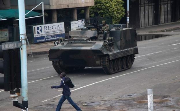 Militares en las calles de Harare, la capital.