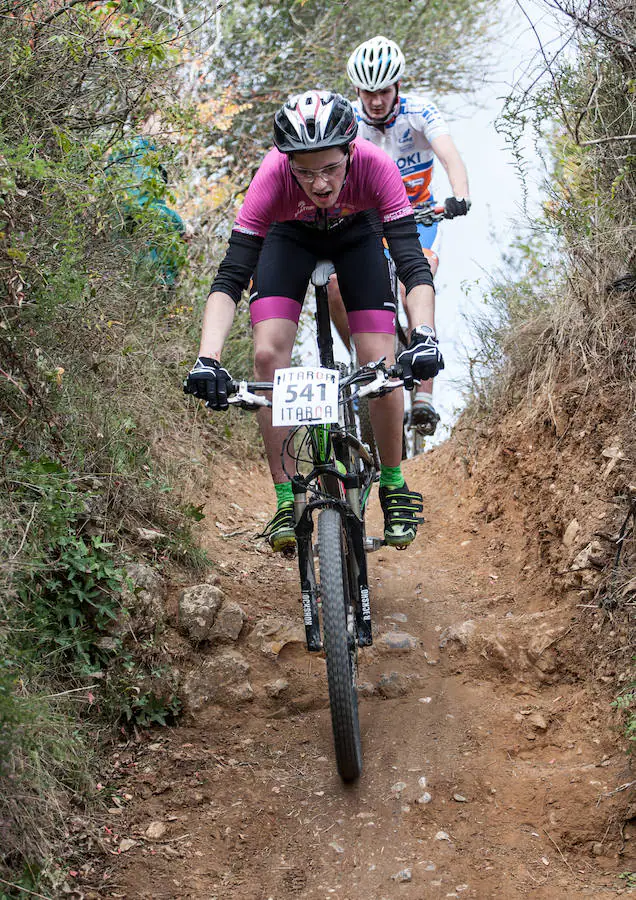 Los ciclistas riojanos conquistan nueve podios en el Open de bicicleta de montaña del Diario de Navarra en un espectacular cierre de competición en Estella