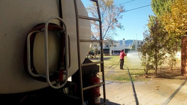 La brigada de jardines está regando en los últimos días las zonas más comprometidas de forma manual con apoyo de un camión cisterna. ::