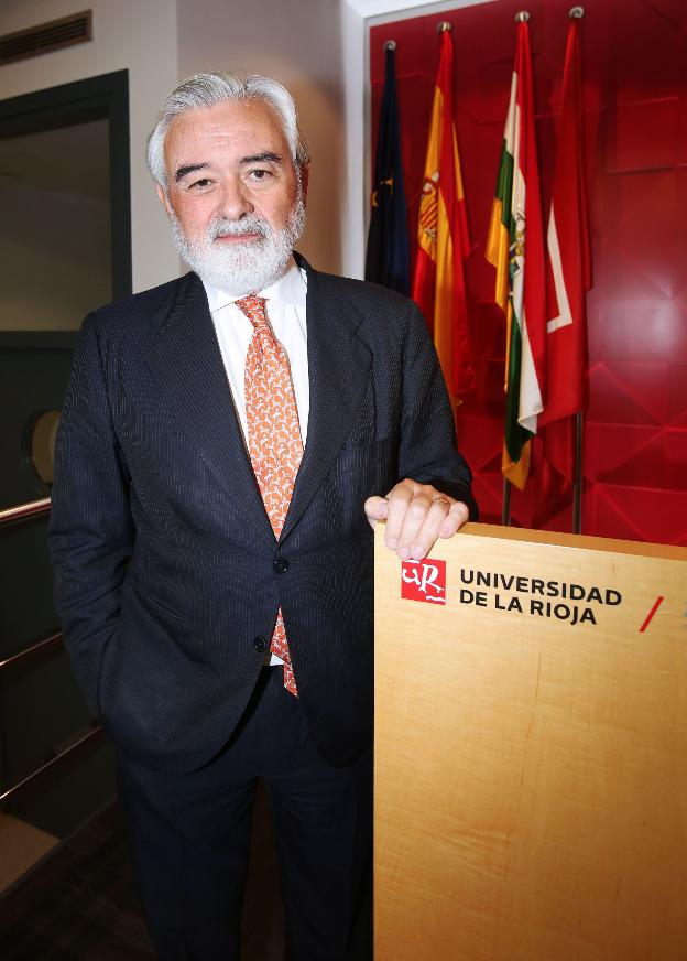 El director de la RAE, Darío Villanueva, ayer en la UR. :: j. herreros