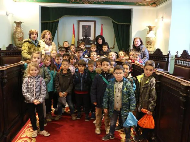 Alumnos del Nuestra Señora de la Vega, con la alcaldesa. :: D.M.A.
