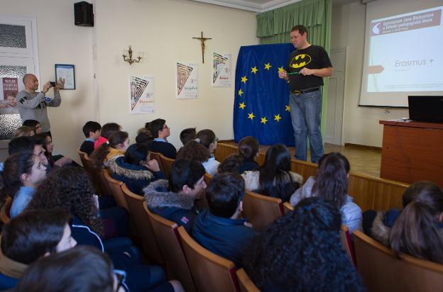 Charla en Escolapias sobre el programa Erasmus. :: 