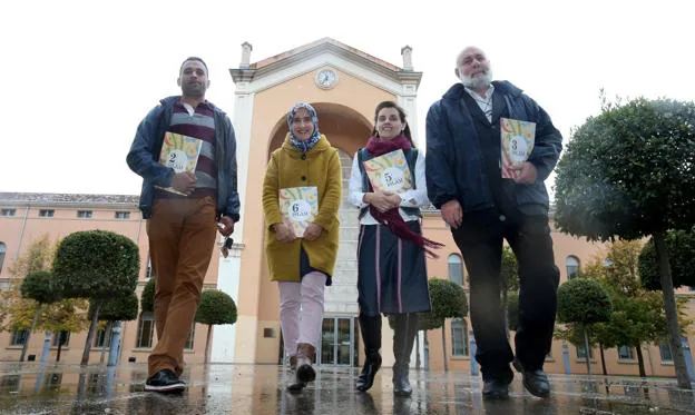 Representantes de la comunidad islámica en la 'Bene', sede de la Consejería de Educación.