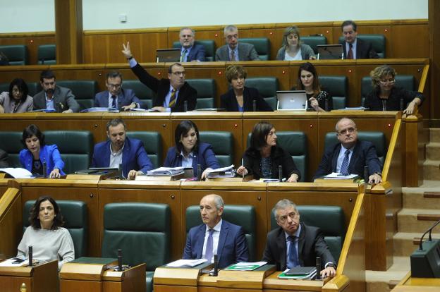El lehendakari Iñigo Urkullu, durante la sesión de ayer en el Parlamento vasco. :: igor aizpuru