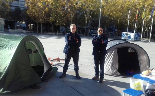 Roberto y José Ignacio se plantan en la Plaza del Ayuntamiento para dar visibilidad a sus protestas contra el Ayuntamiento. 