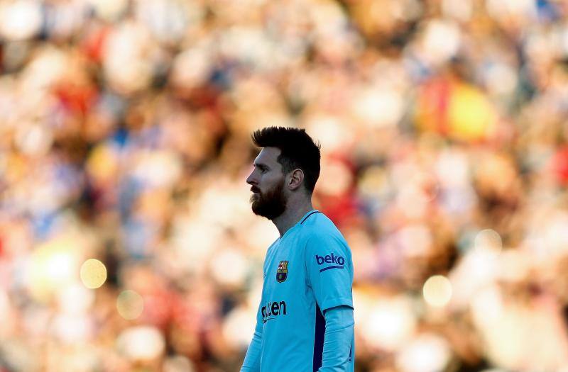 Las mejores fotografías del partido correspondiente a la 12ª jornada de Liga que el Leganés y el Barcelona jugaban en Butarque horas antes del gran derbi madrileño en el Wanda metropolitano