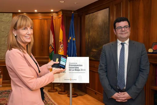 Domínguez entregó a González el código QR de acceso a la versión digital del proyecto de ley. :: Miguel Herreros