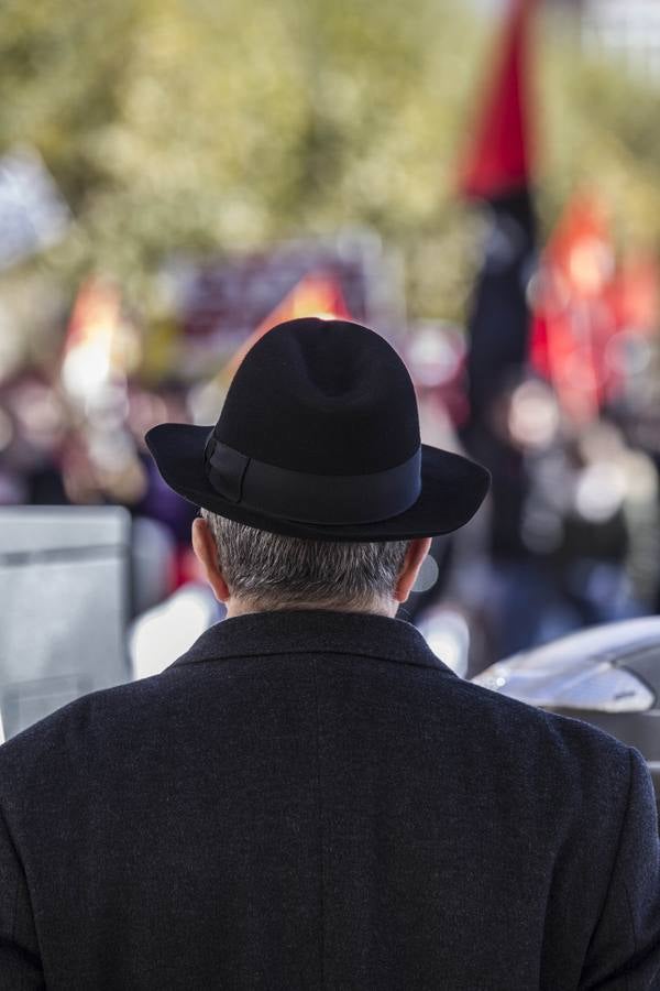 Centenares de personas participaron en la manifestación en apoyo de los encausados por los sucesos del 14-N. Los manifestantes pidieron su libertad y la dimisión de Alberto Bretón.