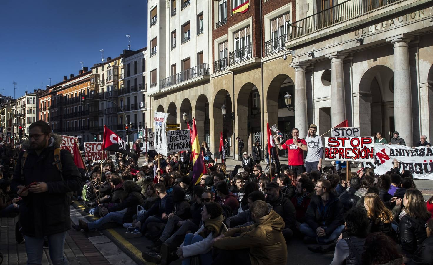 Centenares de personas participaron en la manifestación en apoyo de los encausados por los sucesos del 14-N. Los manifestantes pidieron su libertad y la dimisión de Alberto Bretón.