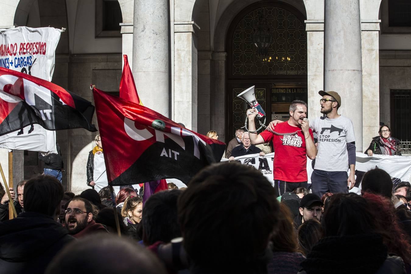 Centenares de personas participaron en la manifestación en apoyo de los encausados por los sucesos del 14-N. Los manifestantes pidieron su libertad y la dimisión de Alberto Bretón.