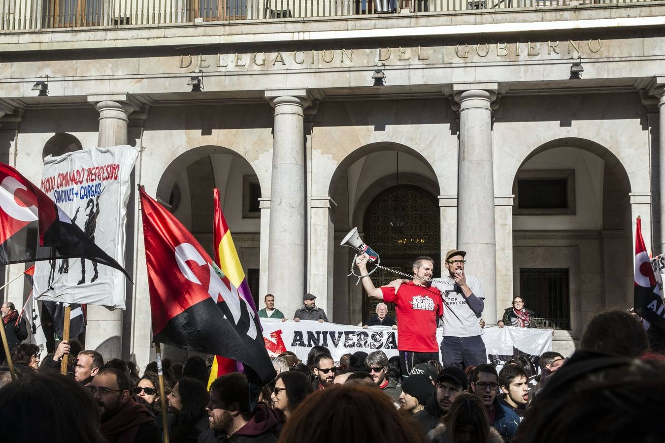 Centenares de personas participaron en la manifestación en apoyo de los encausados por los sucesos del 14-N. Los manifestantes pidieron su libertad y la dimisión de Alberto Bretón.