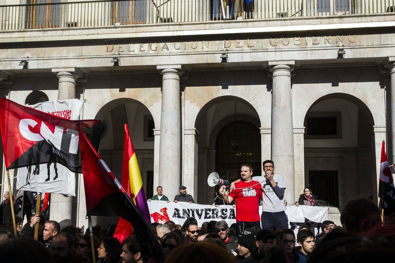 Centenares de personas participaron en la manifestación en apoyo de los encausados por los sucesos del 14-N. Los manifestantes pidieron su libertad y la dimisión de Alberto Bretón.