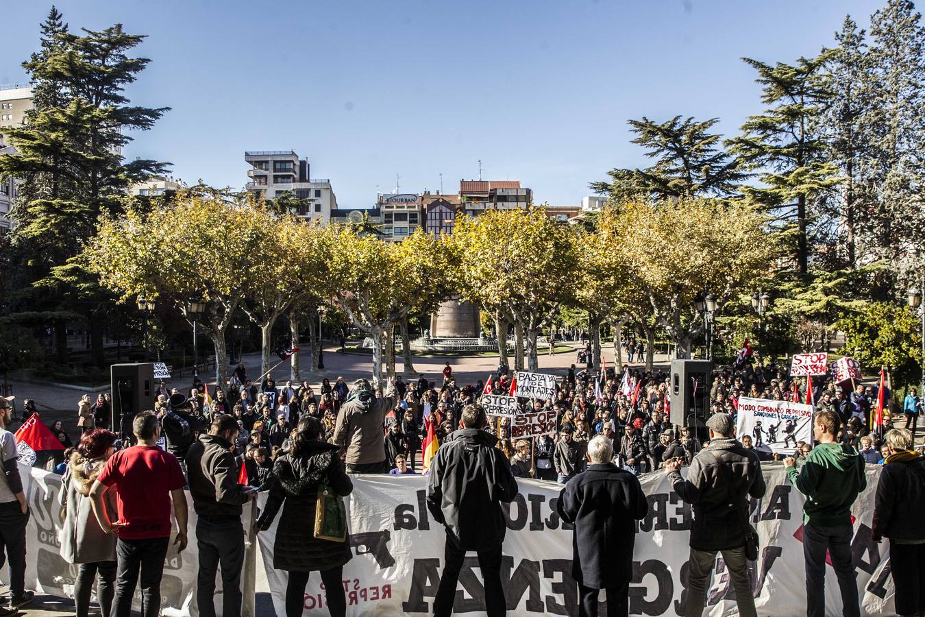 Centenares de personas participaron en la manifestación en apoyo de los encausados por los sucesos del 14-N. Los manifestantes pidieron su libertad y la dimisión de Alberto Bretón.