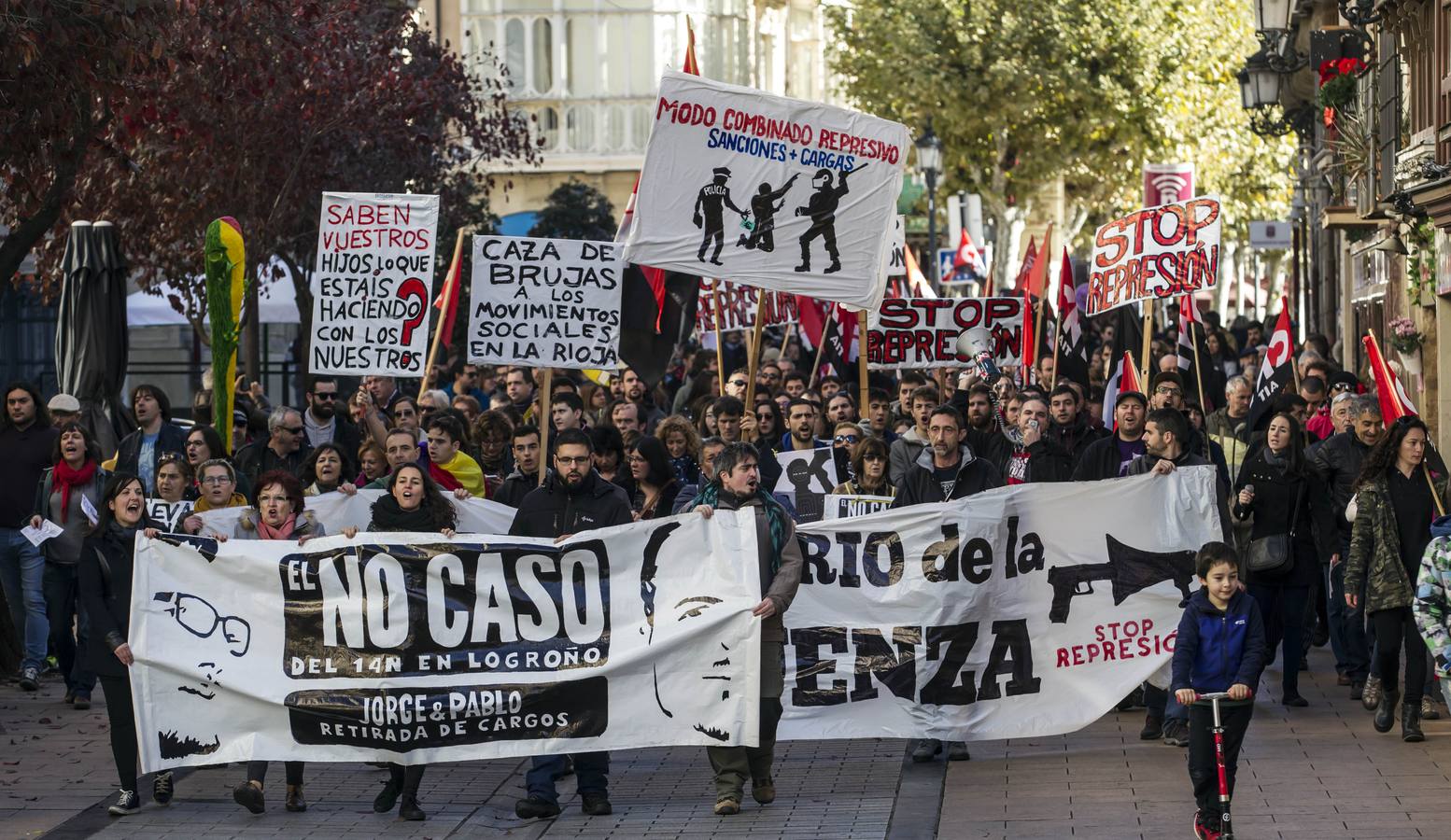 Centenares de personas participaron en la manifestación en apoyo de los encausados por los sucesos del 14-N. Los manifestantes pidieron su libertad y la dimisión de Alberto Bretón.