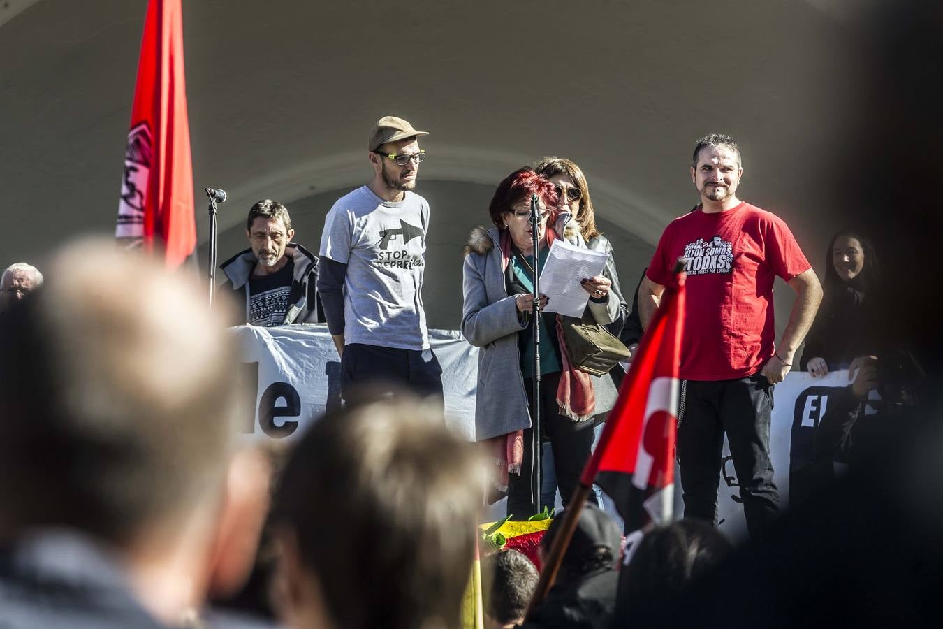 Centenares de personas participaron en la manifestación en apoyo de los encausados por los sucesos del 14-N. Los manifestantes pidieron su libertad y la dimisión de Alberto Bretón.