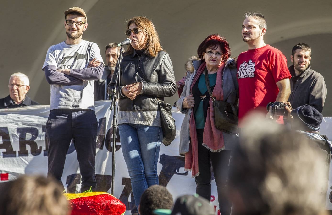 Centenares de personas participaron en la manifestación en apoyo de los encausados por los sucesos del 14-N. Los manifestantes pidieron su libertad y la dimisión de Alberto Bretón.