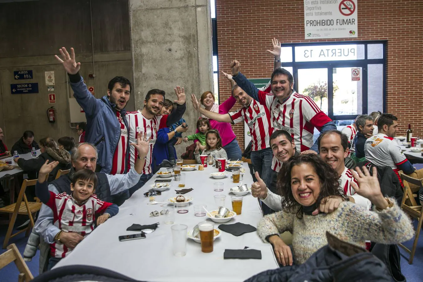 Los aficionados de la UD Logroñés y el CD Mirandés disfrutaron de una comida de hermandad antes de comenzar el encuentro.