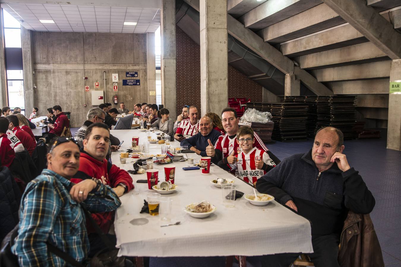 Los aficionados de la UD Logroñés y el CD Mirandés disfrutaron de una comida de hermandad antes de comenzar el encuentro.