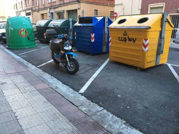 Retirada la basura esparcida junto a los contenedores de Mena y Navarrete