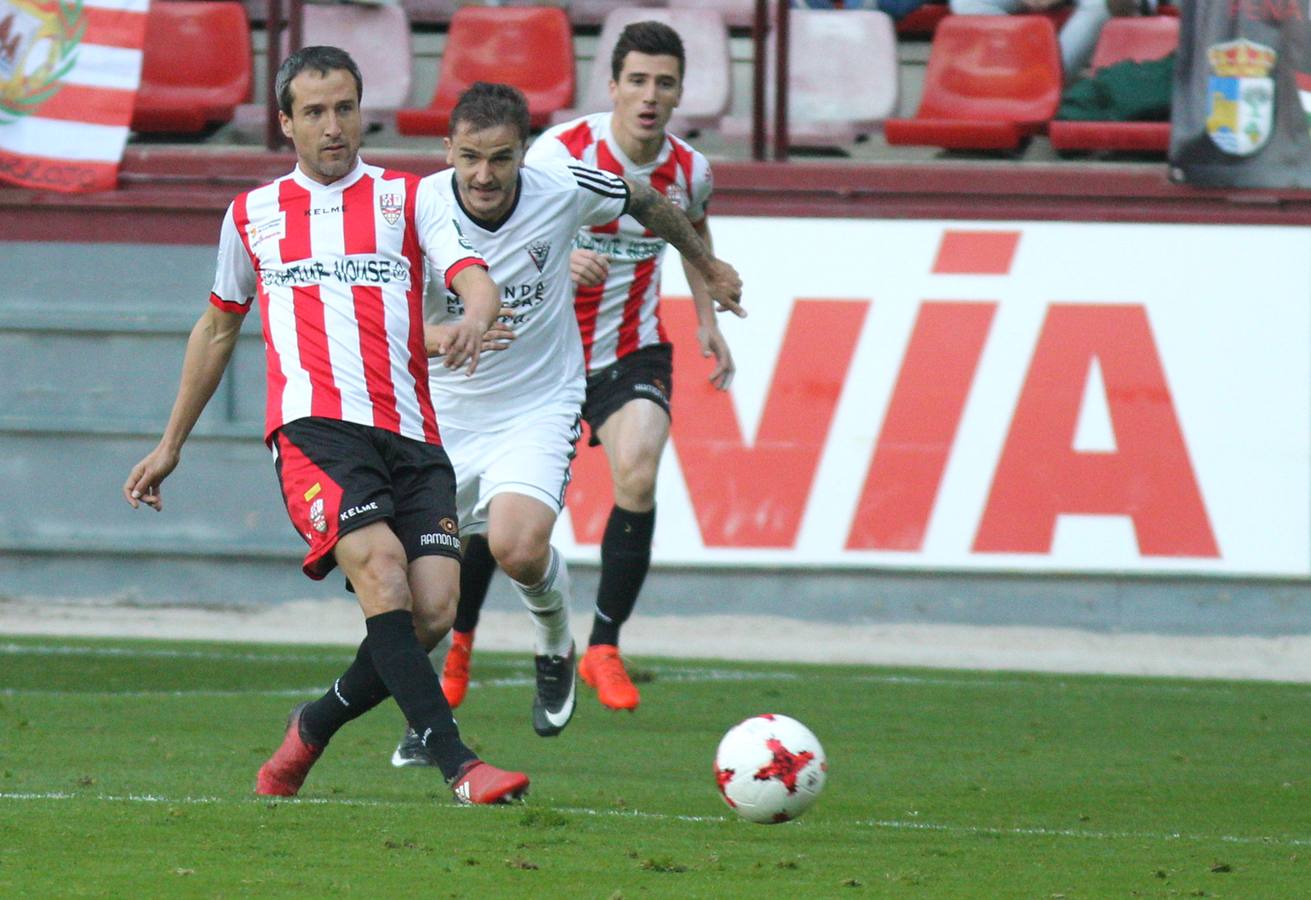 Imagénes del encuentro disputado en Las Gaunas entre la UD Logroñés y el CD Mirandés, que ha concluido con derrota para el equipo local.