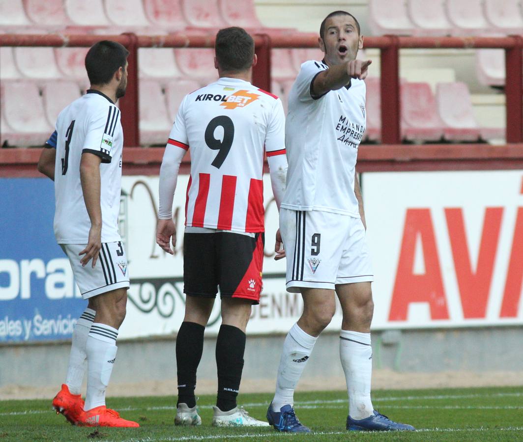 Imagénes del encuentro disputado en Las Gaunas entre la UD Logroñés y el CD Mirandés, que ha concluido con derrota para el equipo local.