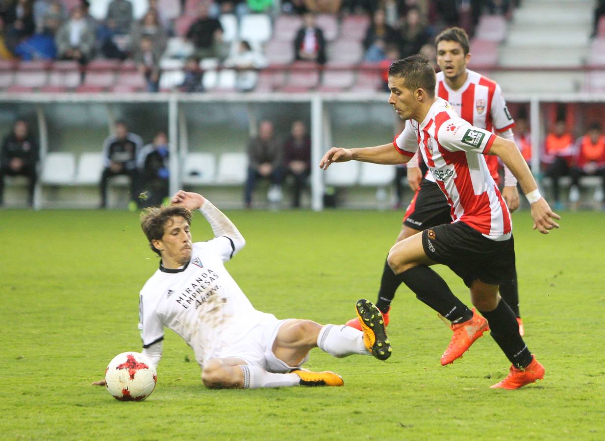 Imagénes del encuentro disputado en Las Gaunas entre la UD Logroñés y el CD Mirandés, que ha concluido con derrota para el equipo local.