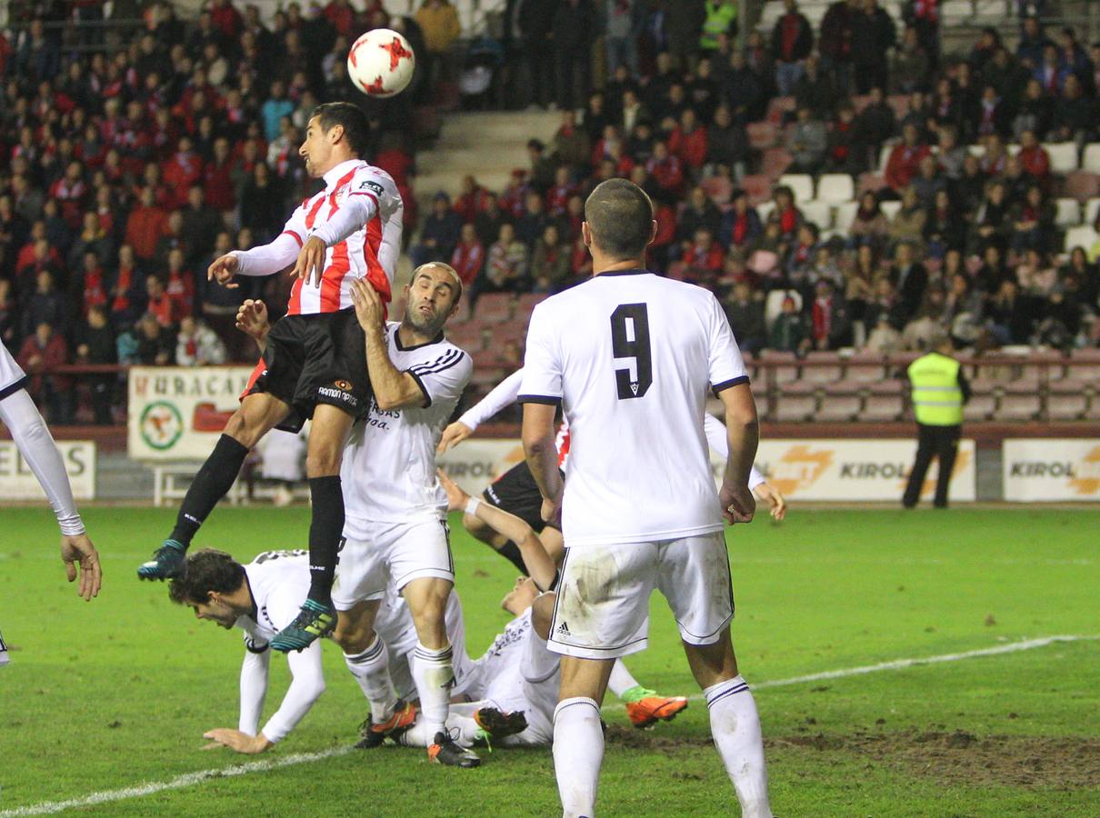 Imagénes del encuentro disputado en Las Gaunas entre la UD Logroñés y el CD Mirandés, que ha concluido con derrota para el equipo local.