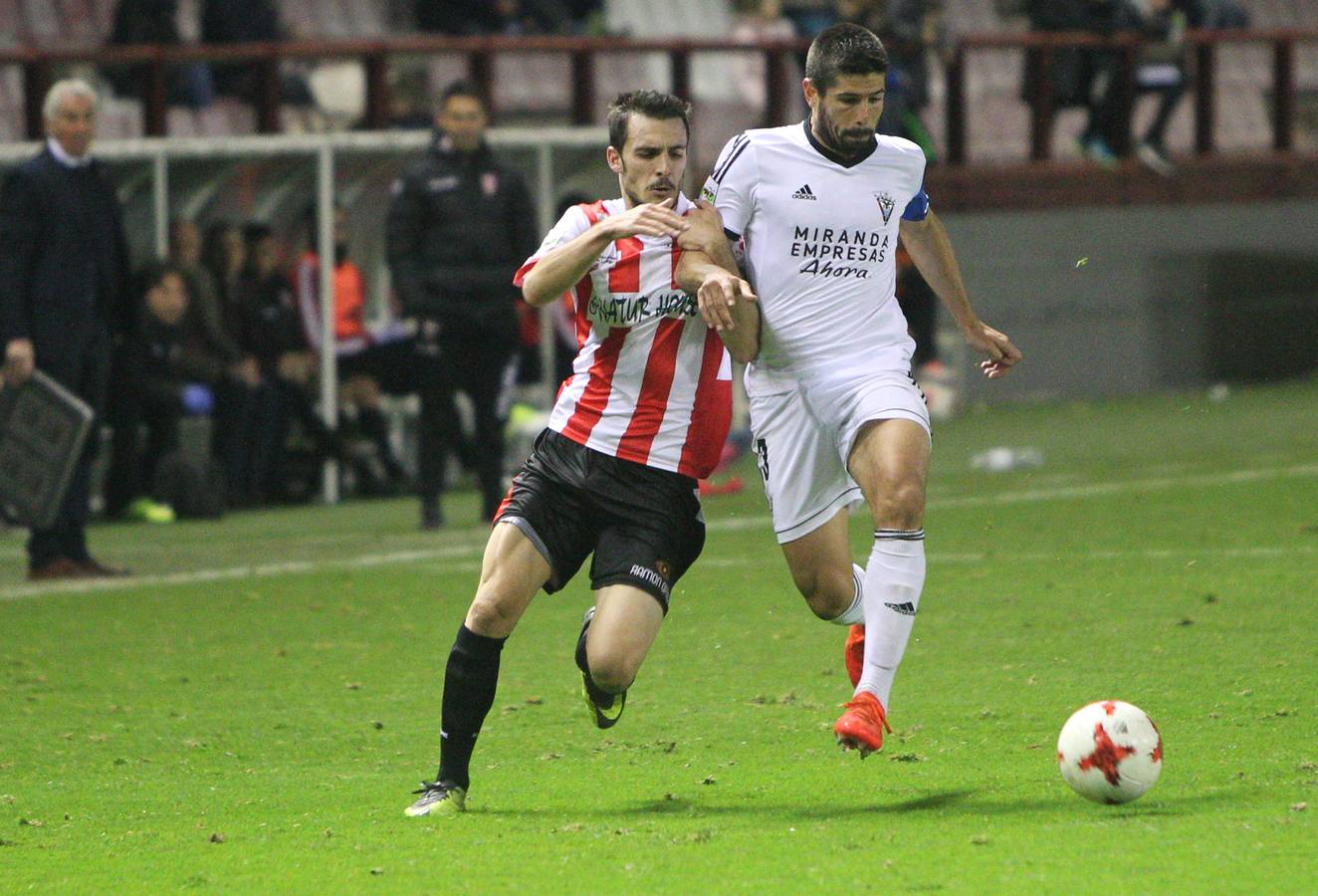 Imagénes del encuentro disputado en Las Gaunas entre la UD Logroñés y el CD Mirandés, que ha concluido con derrota para el equipo local.