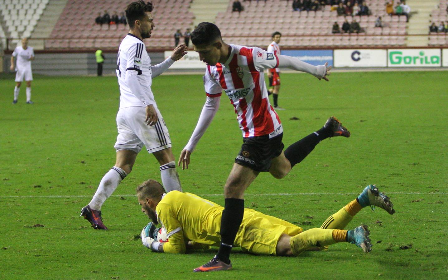 Imagénes del encuentro disputado en Las Gaunas entre la UD Logroñés y el CD Mirandés, que ha concluido con derrota para el equipo local.