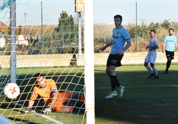 Miguel marca el primer gol del Agoncillo ante un Pascual que nada puede hacer por impedirlo. :: 