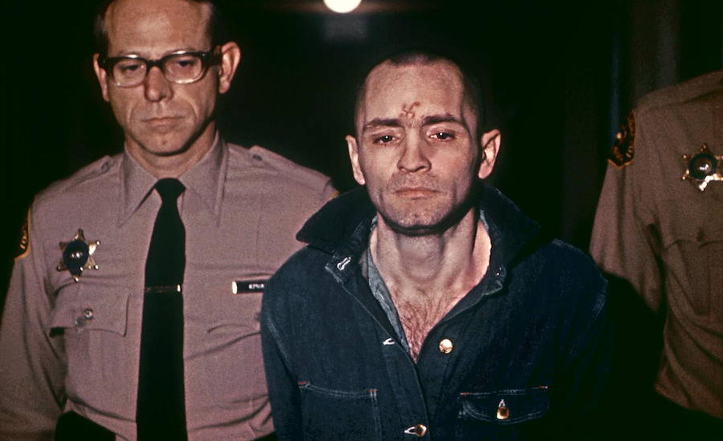 El 29 de marzo de 1971, y con una cruz gamada tatuada en la frente, Charles Manson escuchó la sentencia de su juicio celebrado en Los Ángeles.