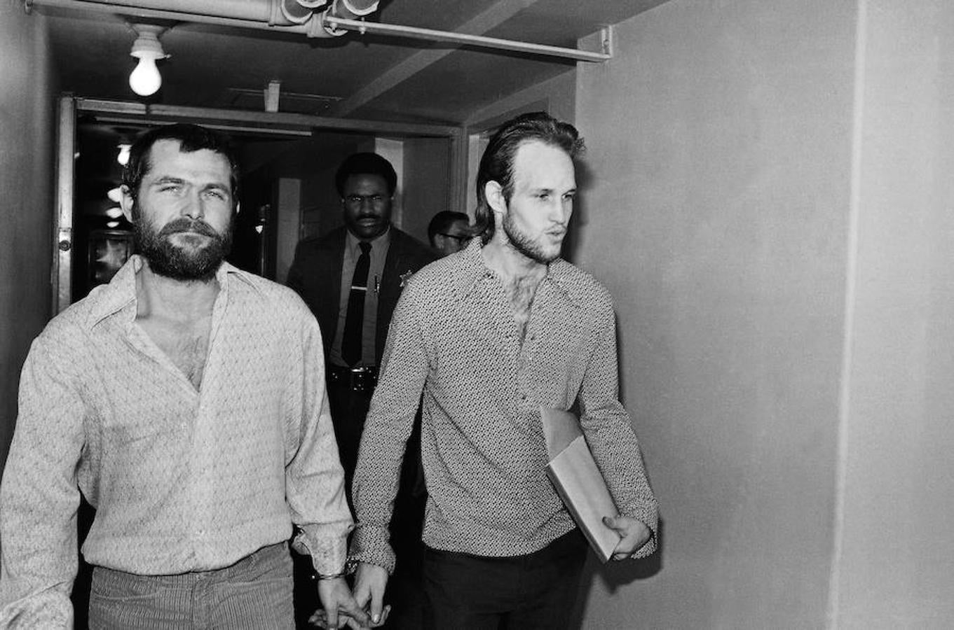 Bruce Davis (izq.) y Steve Grogan (dcha.), miembros de 'La Familia Manson', el 22 de diciembre de 1970 tras una audiencia sobre el nombramiento de sus abogados.