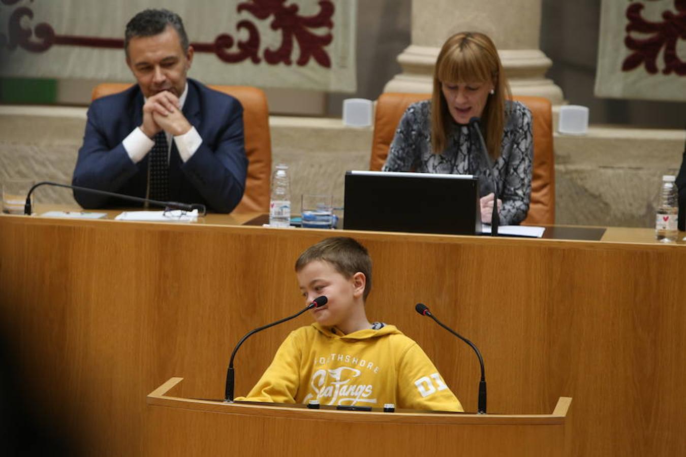 El Día Universal del Niño, organizado por Unicef, se ha celebrado en el Parlamento regional con la participación de un grupo de alumnos del colegio San Fernando de Nájera, quienes han leído los principios de la Convención de los Derechos del Niño