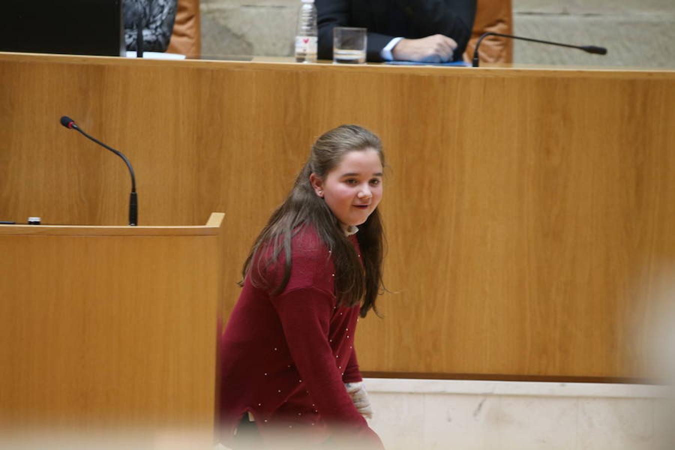 El Día Universal del Niño, organizado por Unicef, se ha celebrado en el Parlamento regional con la participación de un grupo de alumnos del colegio San Fernando de Nájera, quienes han leído los principios de la Convención de los Derechos del Niño