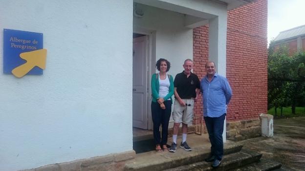 Laura Rivado, Antonio Merino y Leopoldo García posan en la puerta del albergue de peregrinos de Haro el pasado mes de agosto. :: L.R.