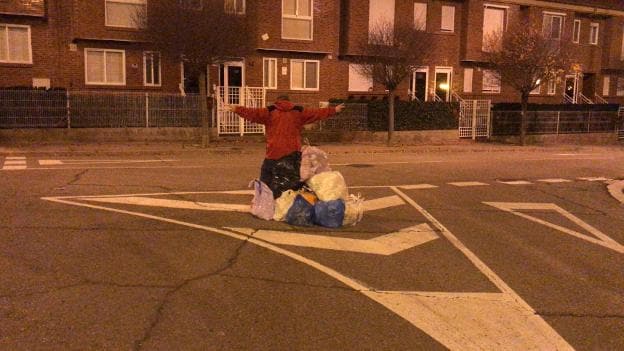 Un vecino deposita la basura en la calle el pasado domingo 