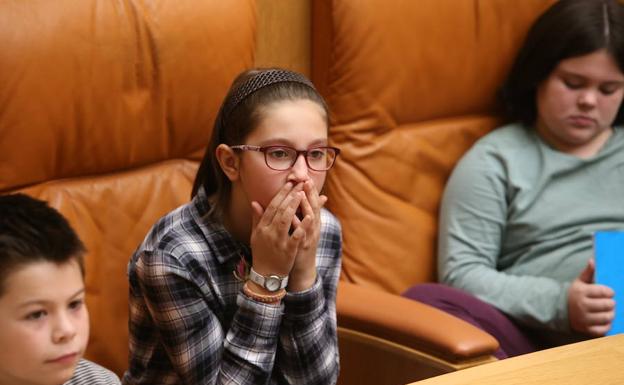 Lectura de los artículos de los Derechos de los Niños en el Parlamento de La Rioja. 