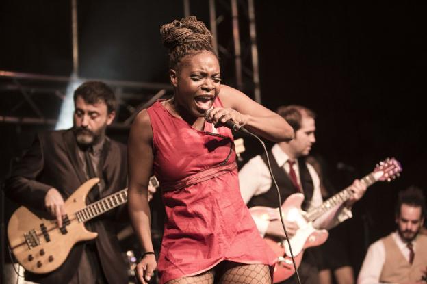 La cantante Maika Sitté, de Freedonia (arriba) y miembros de Taburete (abajo). :: r.c.
