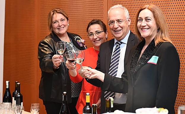 Brindis en Bruselas por el premio a la bodega Abel Mendoza. 