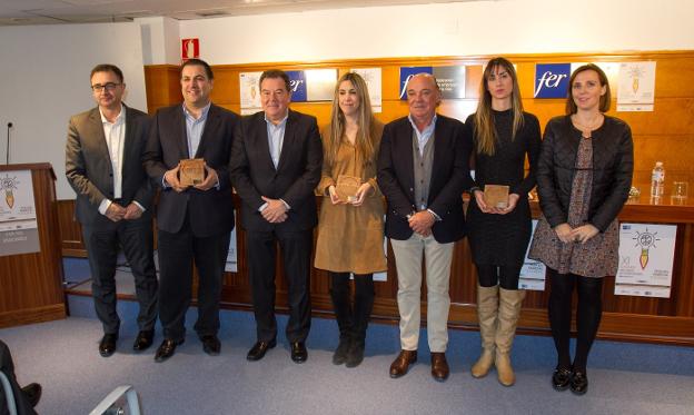 Los tres ganadores del concurso posan con, entre otros, Javier Ureña y Jaime García-Calzada. :: díaz uriel