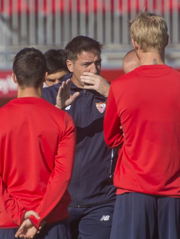 Berizzo conversa con sus jugadores durante la sesión de ayer. :: efe