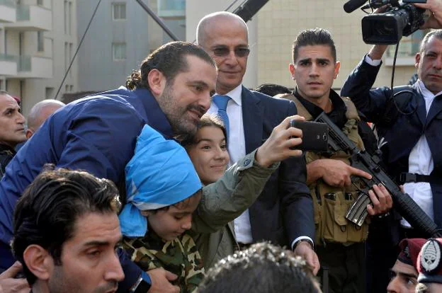Saad Hariri (izda.) posa para hacerse un selfi con simpatizantes en Beirut. :: WAEL HAMZEH / efe
