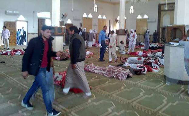 Imagen principal - Varios cuerpos, en el interior de la mezquita. 